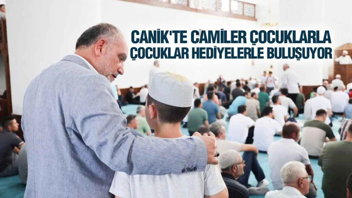 Canik'te Camiye Gelen Hediyeyi Alıyor 
