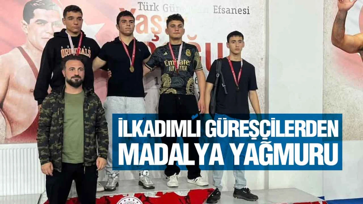 İlkadımlı Güreşçilerden Madalya Yağmuru